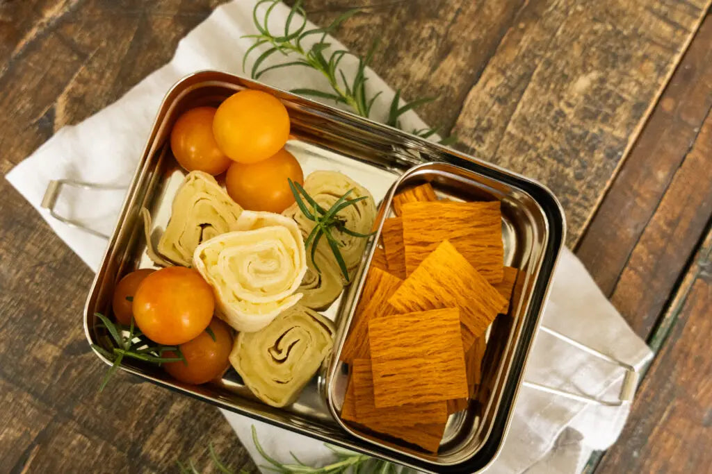 Lunchbox with TASU chips, tomatoes and wrap