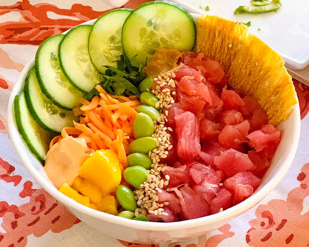 Bowl with tuna, TASU, carrot and cucumber
