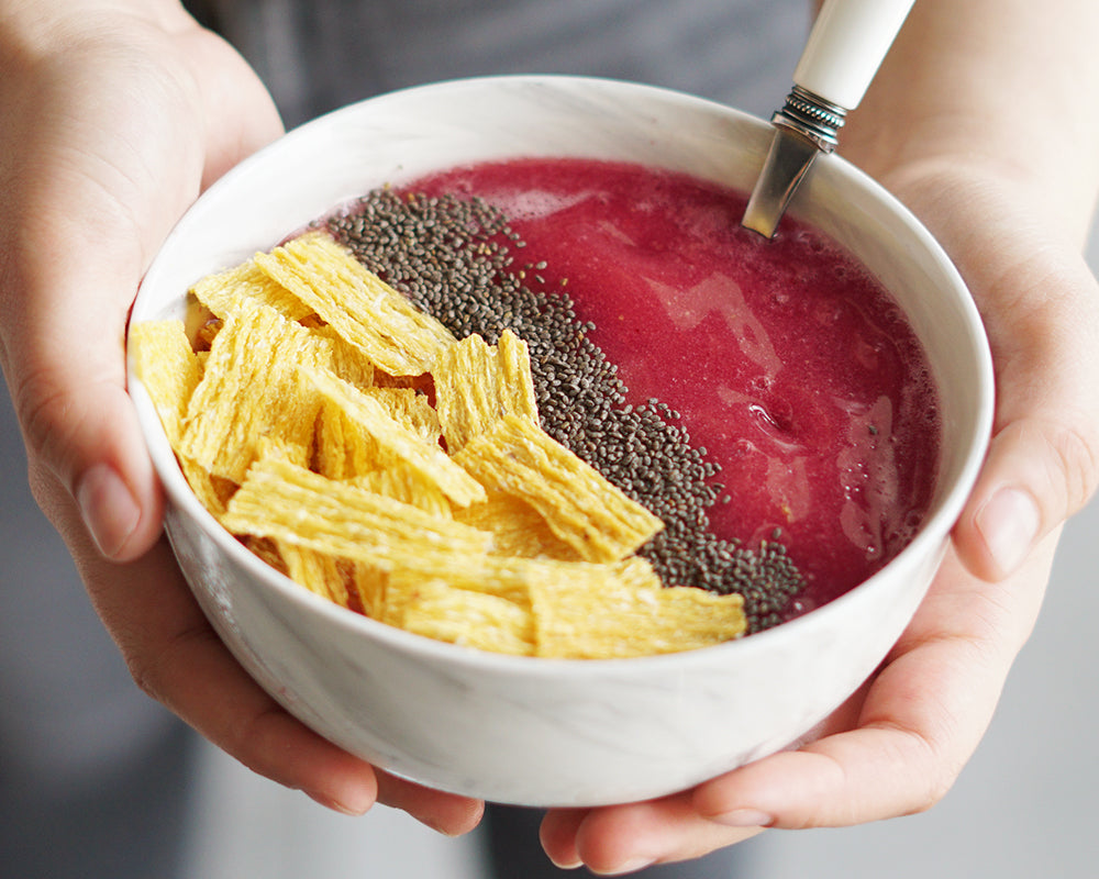 Smoothie bowl with TASU chips, chia and fruit