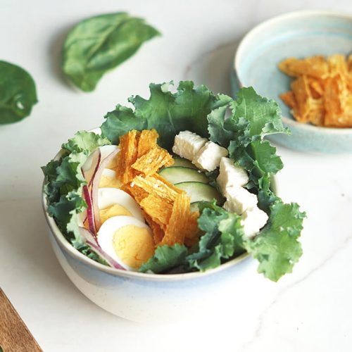 Ensalada tropical con aderezo de maní y TASU Chips